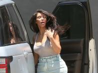 Kim Kardashian w jeansowej spódniczce
